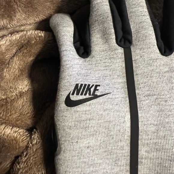 Nike Tech Fleece Gloves - Picture 2 of 6